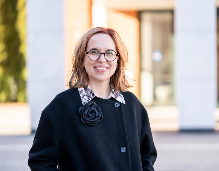 Jutta Mäkipelkola Vaasan yliopiston kampuksella